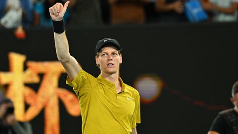  Яник Синер загуби първи сет от октомври насам в мелбърнската горещина 