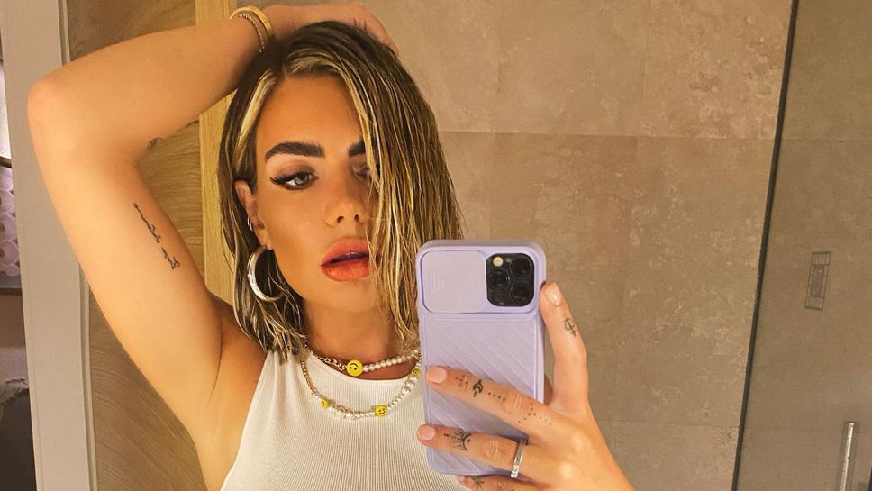 Новата на Деле Али показа пищно деколте