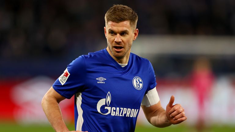  Шалке 04 маха “Газпром ” от фланелките си 