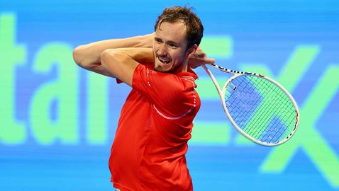  Медведев се класира за полуфиналите в Доха 