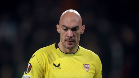  УЕФА стартира следствие за случая, при който почитател атакува вратаря на Севиля 