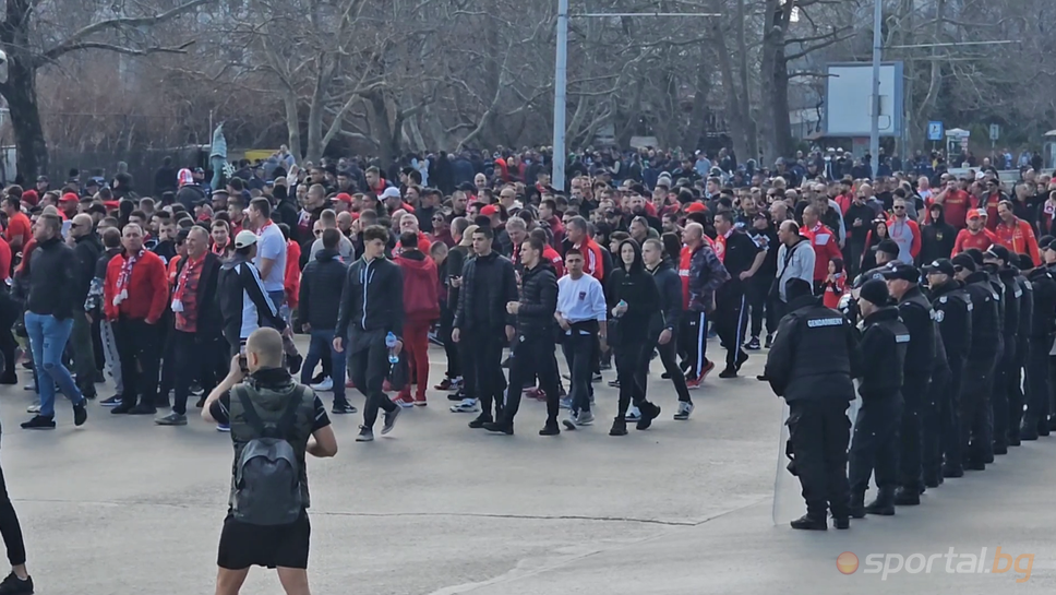 "Червените" фенове заляха улиците на Варна преди мача с Черно море