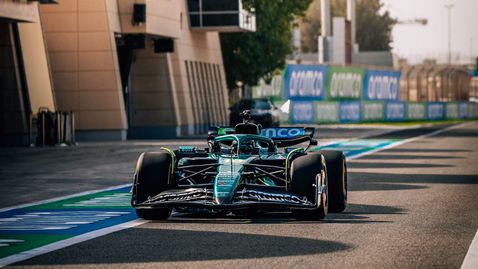 Астън Мартин показа новия AMR25 и го изкара на пистата