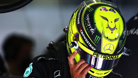 Люис Хамилтън обясни защо кара с жълта каска през 2022 година