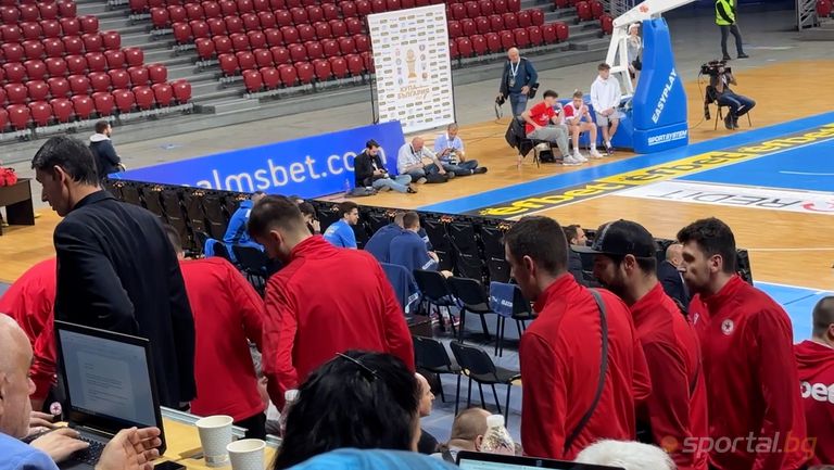 Волейболистите на ЦСКА дойдоха да подкрепят колегите си от баскетболния тим