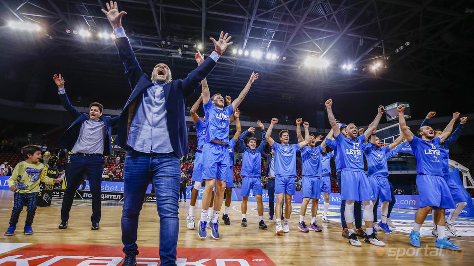 Баскетболистите на Левски празнуват победата със своите фенове
