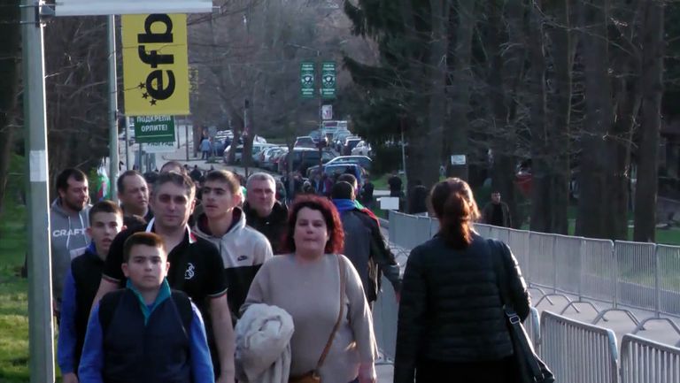 Българските фенове пълнят стадиона за България и Черна гора