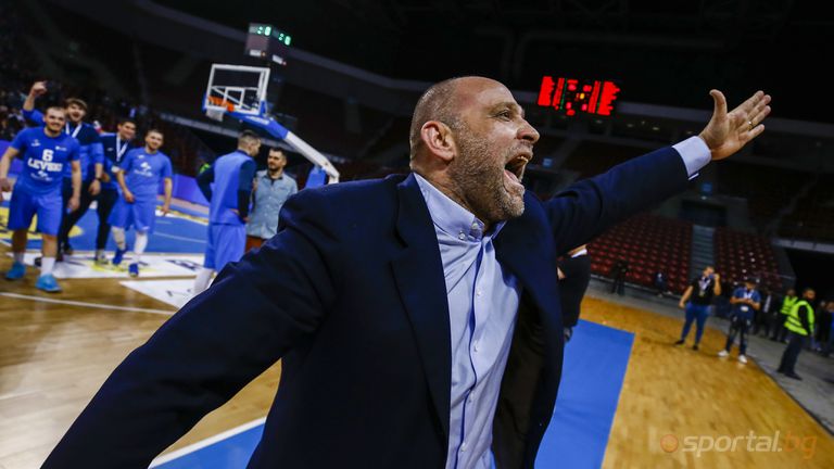 Президентът на баскетболния Левски Константин Папазов твърди че бившият изпълнителен