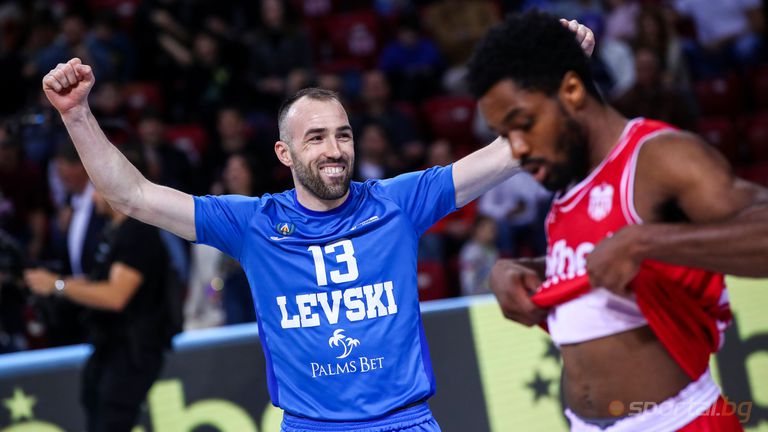 Капитанът на Левски Асен Великов спечели Купата на България за