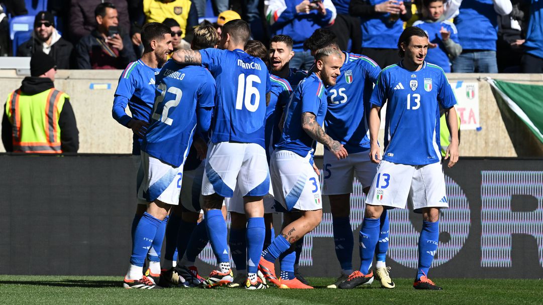 (АРХИВ) Изцяло променена Италия подчини Еквадор, дебютантите впечатлиха