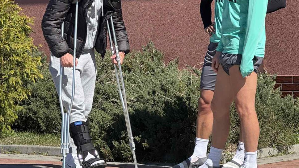 Защитникът на Ботев Пловдив Ивайло Видев е с ботуш пише