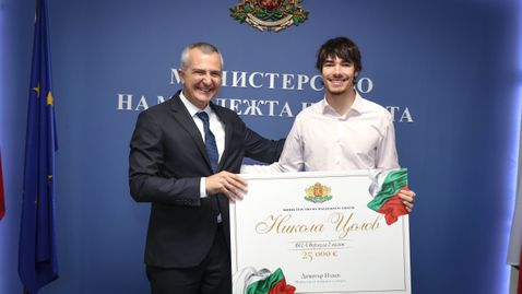 Министър Илиев награди с 25 000 евро Никола Цолов