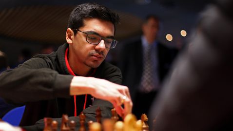 Аниш Гири съкрати на половин точка преднината Ян Непомнящи в турнира на претендентите за световната титла по шахмат