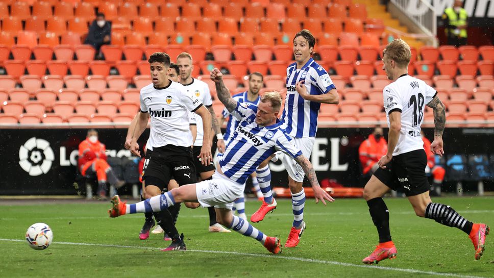 Валенсия и Алавес поделиха точките с късни голове (видео)