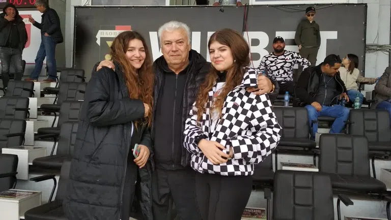  Зума заведе внучките си на 