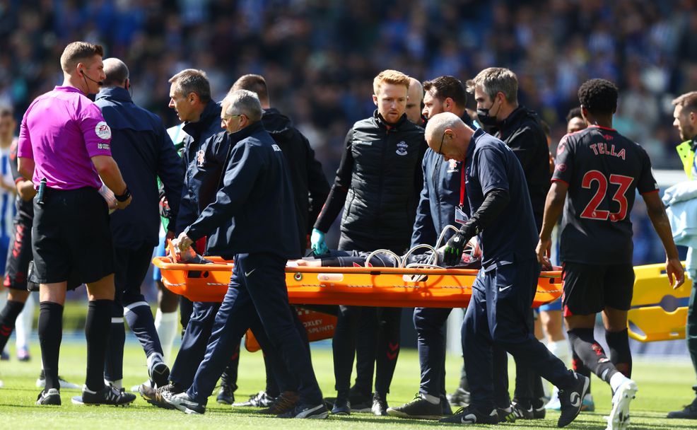  Контузеният Валентино Ливраменто е изнесен на носилка от терена 