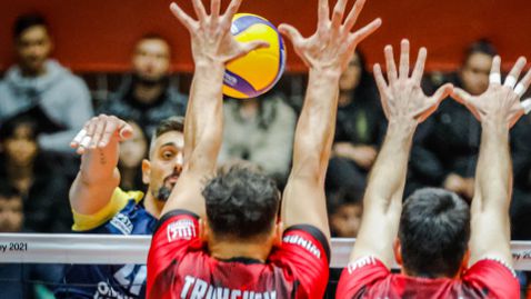 Нефтохимик приема Хебър в първия финал