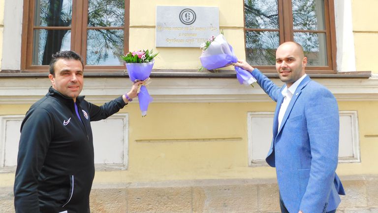 С цветя пред паметната плоча в центъра на Велико Търново