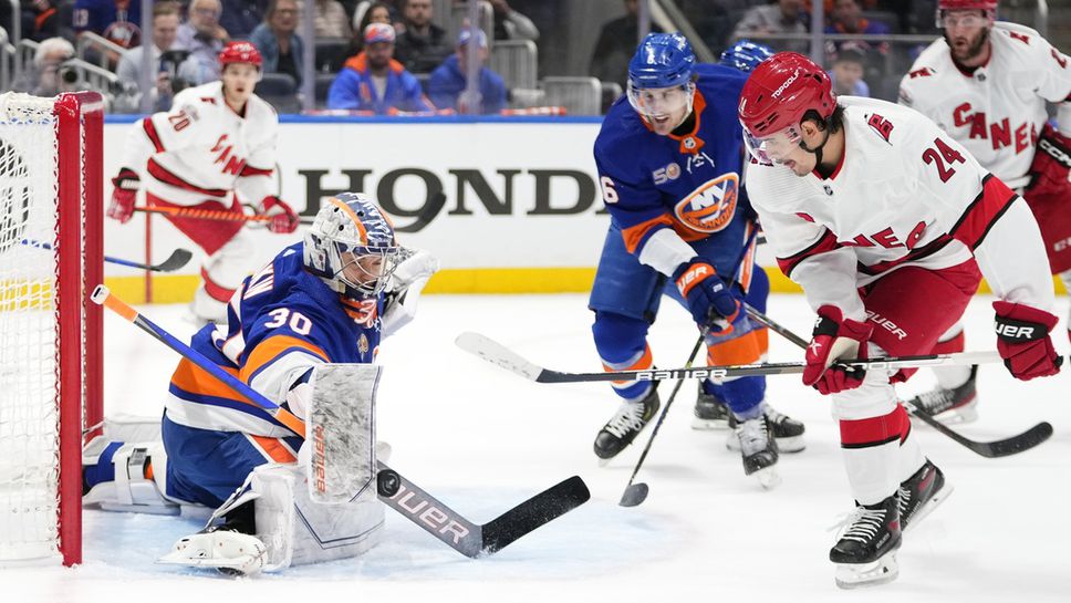 Първа победа като гост за Каролина в плейофите на НХЛ от две години насам