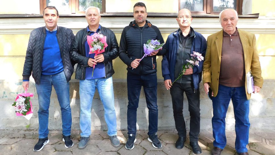 Директорът Стефан Апостолов и легендата Бончо Генчев поднесоха цветя пред паметната плоча на Етър