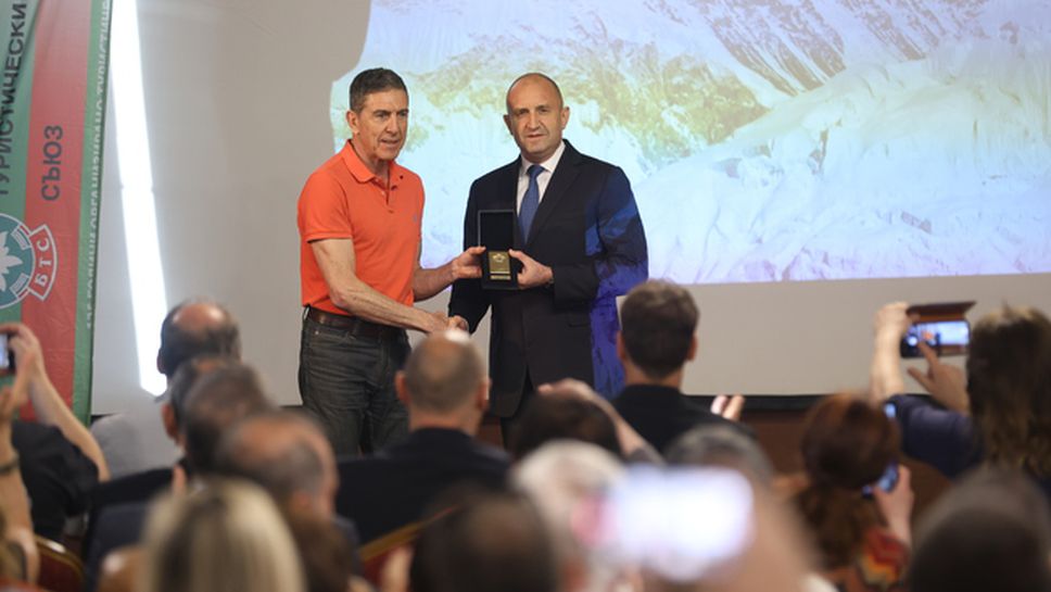 Румен Радев удостои с Почетния знак на президента участниците в експедицията Еверест'84