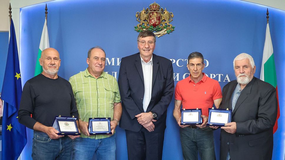 Министър Глушков награди участниците в експедицията Еверест’84