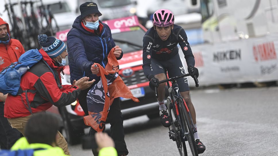 Еган Бернал спечели съкратения кралски етап в "Джирото" и е все по-близо до крайна победа