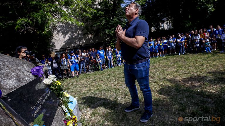 Левскари поднасят цветя на могилата на клуба за 108 годишнината на Левски