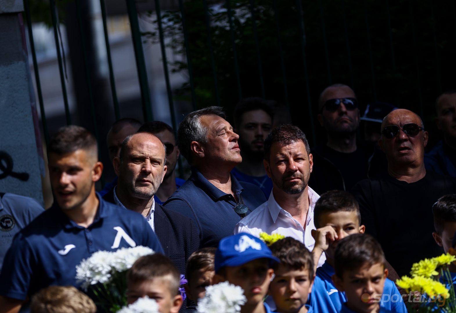Левскари поднасят цветя на могилата на клуба за 108 годишнината на Левски