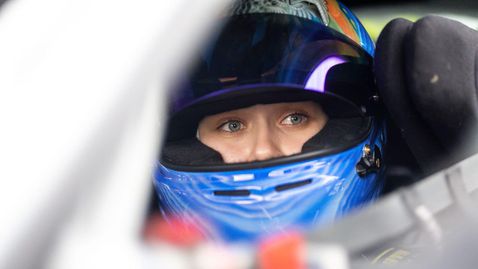 19-годишната Алекс превзема шампионата на Порше в Германия