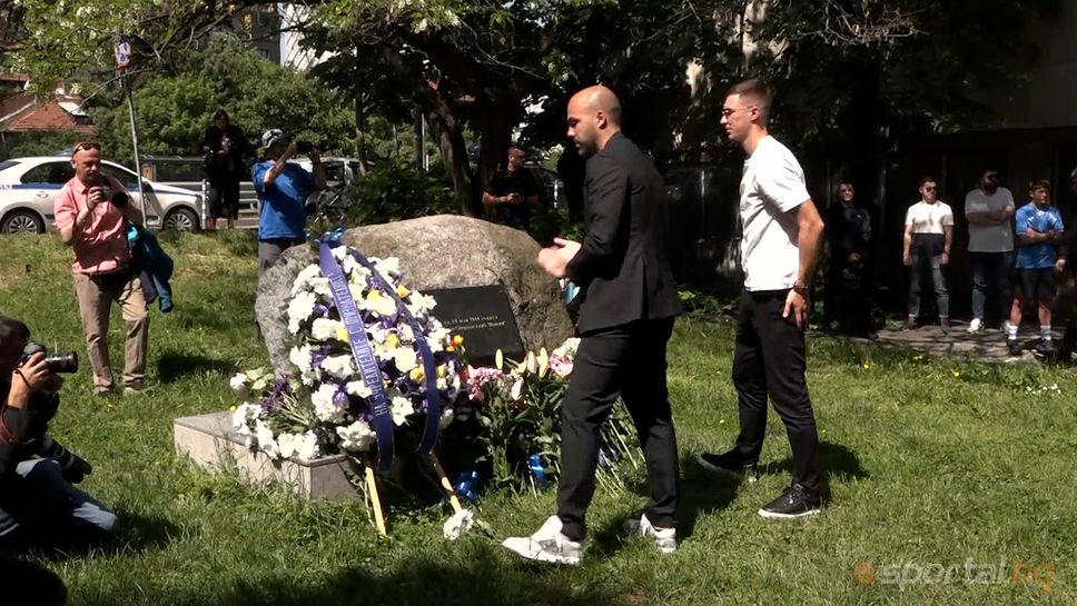 Играчите и Боримиров поднесоха венци и цветя за рождения ден на Левски