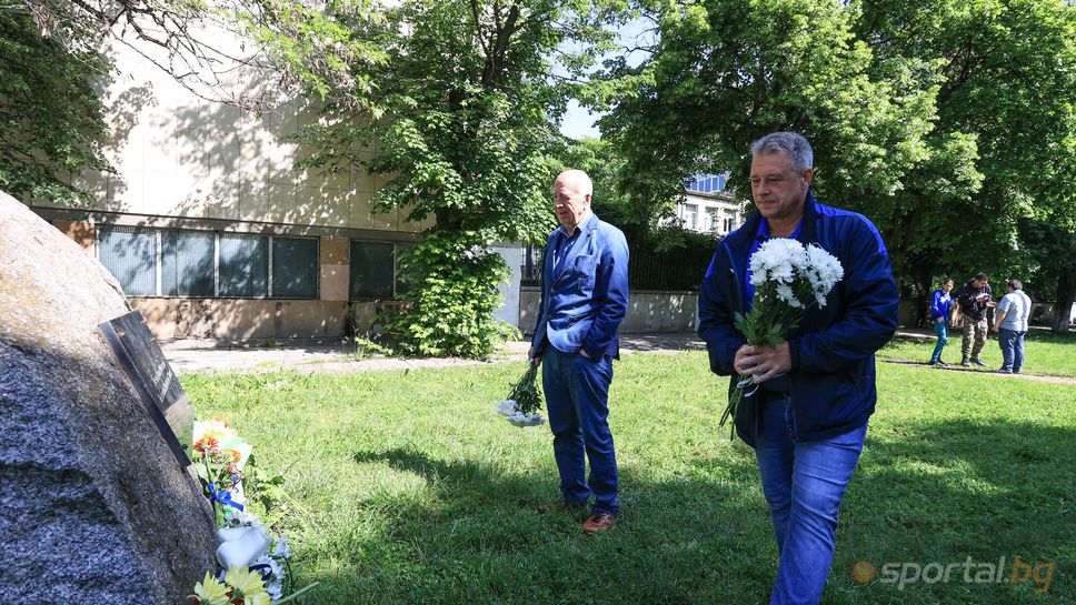 Кирил и Ивайло Ивкови поднесоха цветя на Могилката