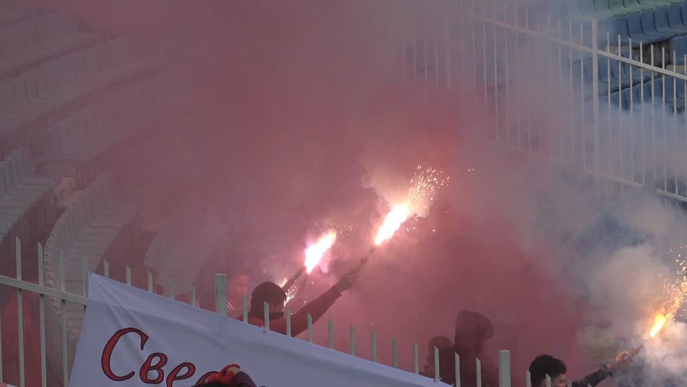 Червените фенове запалиха факли и димки по време на финала с Лудогорец