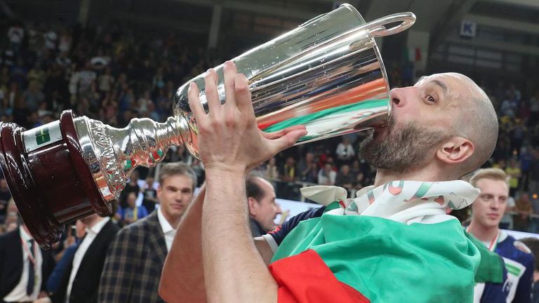 Българският волейболист Матей Казийски точно преди седмица изведе като капитан