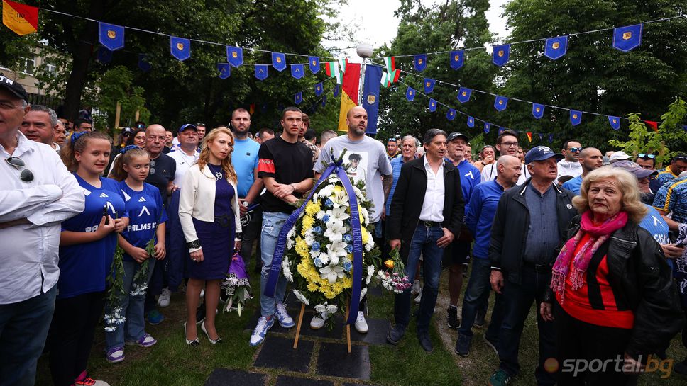 Отборът на Левски поднесе цветя на "Могилката"