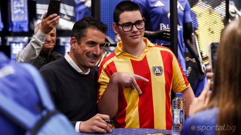  Веласкес и футболисти на Левски се срещнаха с почитателите на тима 