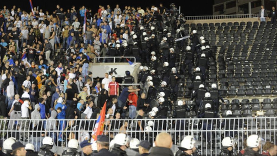 Видео от баталните сцени в Белград: боят между футболистите, намесата на полицията и появата на "мъжа в черно"