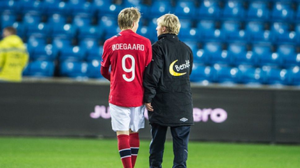 Норвежкото дете-чудо си взело автограф от автора на победния гол срещу България