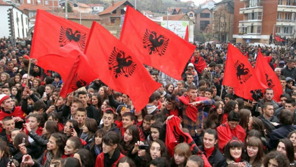Гневни албанци обградиха сръбското посолство в Тирана