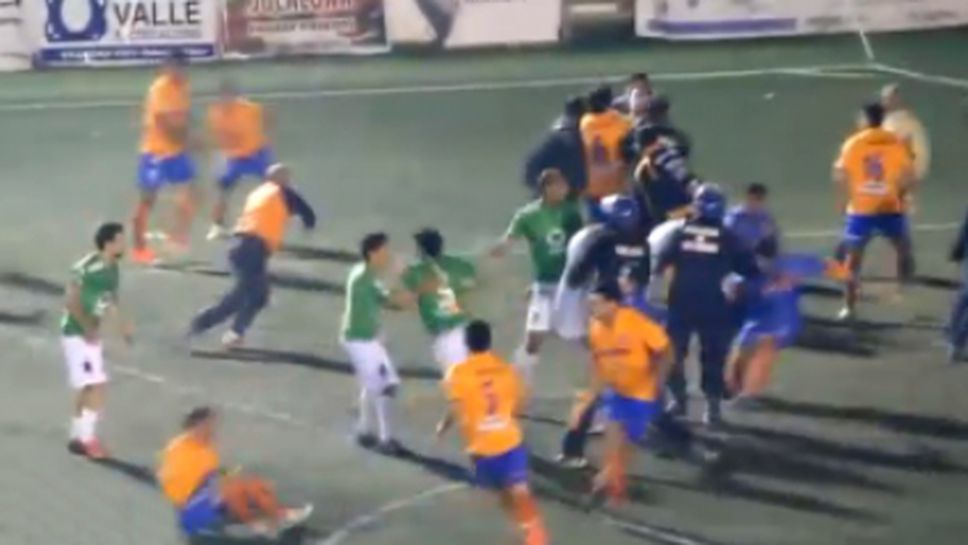 Батални сцени на терена и 12 изгонени в мач в Аржентина (видео)