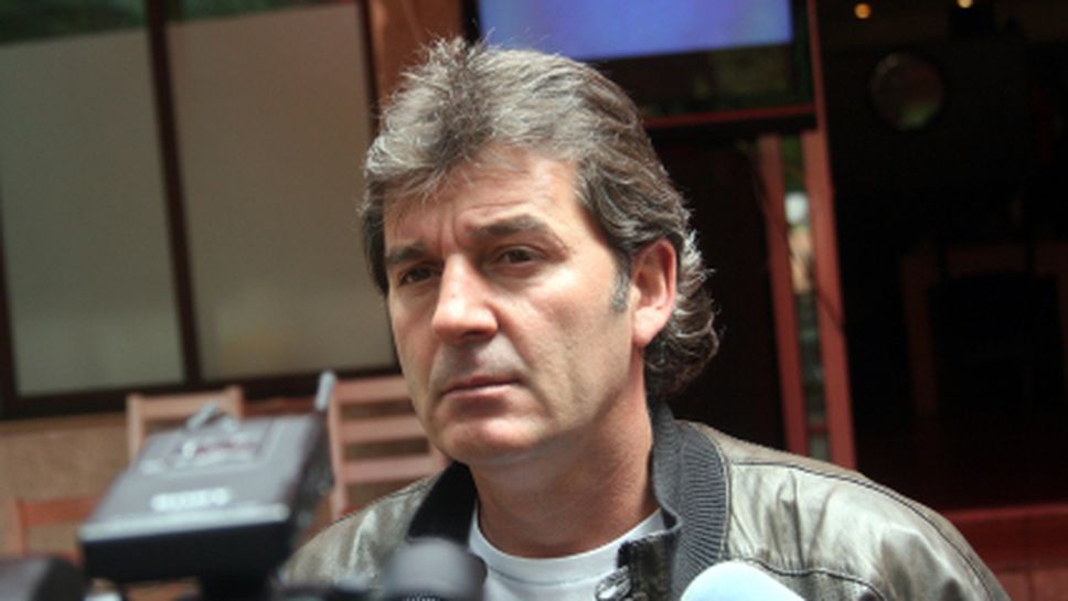 Емил Костадинов: Пенев трябва да обясни защо България губи