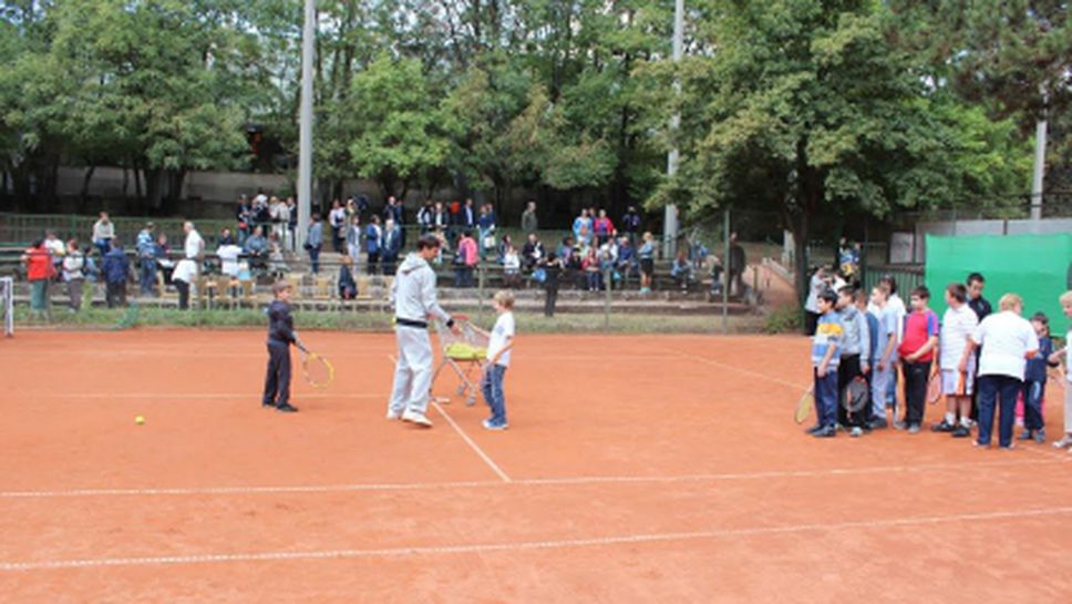 ВИП личности подават ръка на деца аутисти чрез тениса