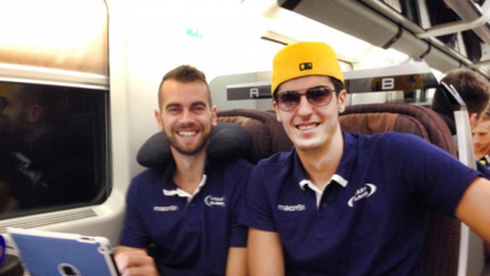Национал и съотборниците му потеглиха с влак за мач в Италия