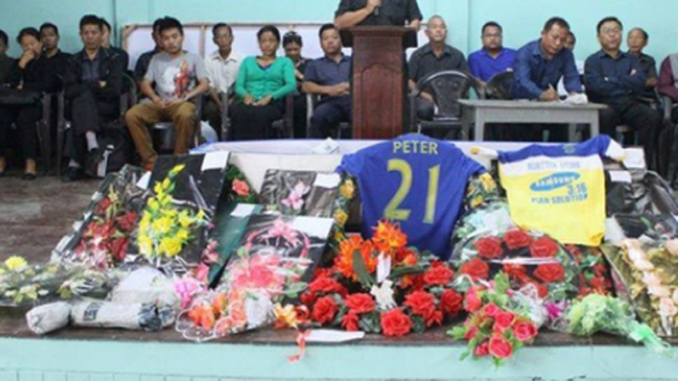 Трагедия: футболист почина след празнуване на гол (видео)