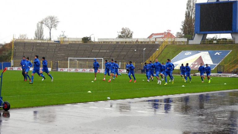 "Сините" с тренировка под проливния дъжд