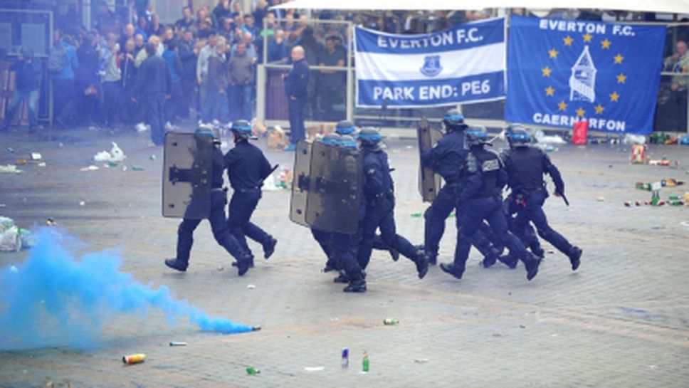 Тежки сблъсъци преди Лил - Евертън, полицията използва сълзотворен газ и гумени куршуми (галерия)