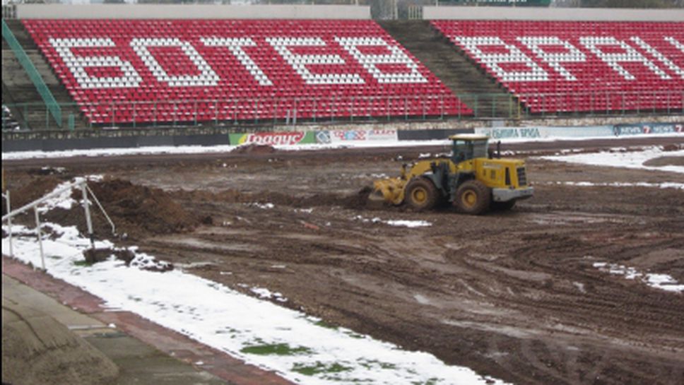 Снегът и студът не спират ремонта на стадиона във Враца (снимки)