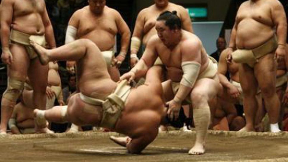Аоияма допусна трета загуба на турнира по сумо във Фукуока