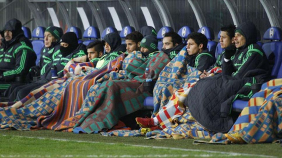 Премръзналите мексиканци се увиха под дебели одеяла (снимка)
