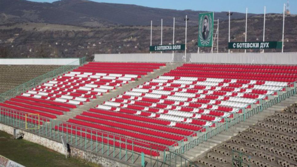 Ремонтът на стадиона във Враца продължава